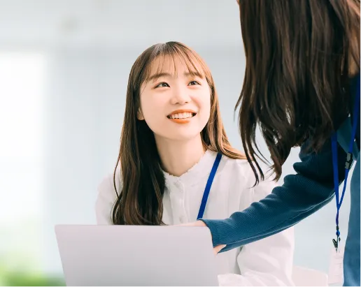 女性が働いている写真