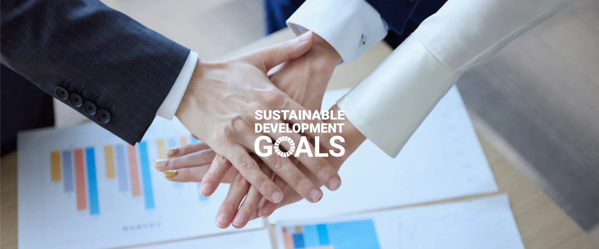 Sustainable Development Goals 手を重ねる写真